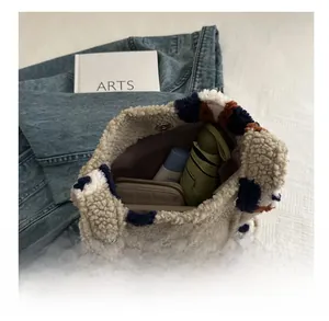 Vue intérieure montrant la grande capacité du sac fourre-tout en polaire à motifs bleus