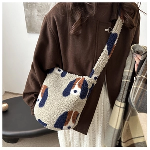 Détail du sac cabas en peluche avec motif de chien de dessin animé et bandoulière