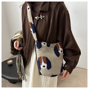 Détail du sac cabas en peluche avec broderie de chien et texture laineuse douce
