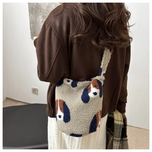 Détail d'un sac seau en polaire pelucheuse avec motif de chien bleu et marron pour l'hiver