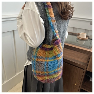 Détail du sac cabas en peluche à carreaux colorés montrant sa texture douce et son volume