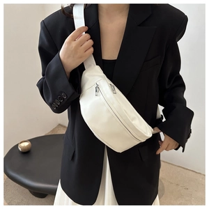 Gros plan détaillé du sac banane blanc minimaliste en cuir PU avec doubles fermetures éclair