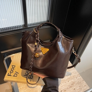 Sac Seau pour Femmes en Cuir PU Rétro Plaque Métallique Triangulaire Tendance Sac à Bandoulière Urbain Chic Sac Fourre-tout Quotidien