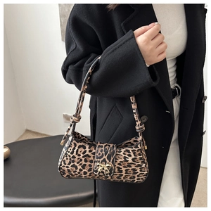 Nahaufnahme der Schultertasche mit Leopardenmuster und goldener Schleifenschnalle
