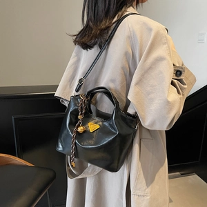 Sac seau à la mode en cuir noir avec logo triangulaire et breloque décorative