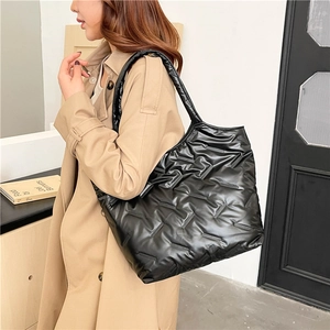 Grand sac cabas matelassé noir pour femme présenté avec une tenue décontractée