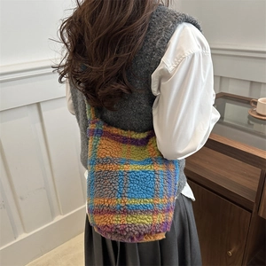 Sac seau en peluche à carreaux colorés pour femme en laine d'agneau au design minimaliste