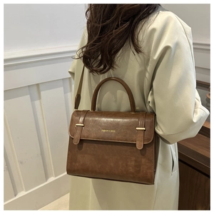 Sac à bandoulière en similicuir marron avec texture mate rétro et boucle métallique
