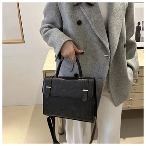 Détail du sac bandoulière noir avec lettrage FASHION & BAGS doré et boucle métallique chic