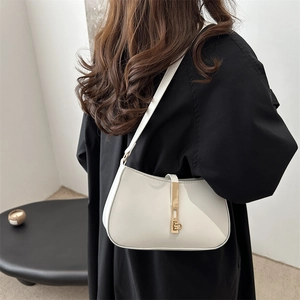 Chique beige lederen onderarmtas met minimalistisch design en gouden metalen draaisluiting