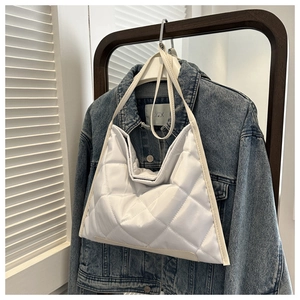 Détail du sac à bandoulière matelassé blanc avec surpiqûres en losanges doux