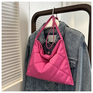 Vue détaillée du sac cabas en nylon matelassé rose vif avec texture à carreaux doux