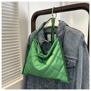 Détail du sac fourre-tout matelassé vert vif avec une silhouette triangulaire unique