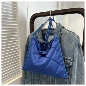 Détail du sac cabas matelassé bleu royal en tissu nylon brillant de haute qualité