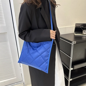 Sac fourre-tout en nylon matelassé bleu roi avec motif à losanges pour le quotidien