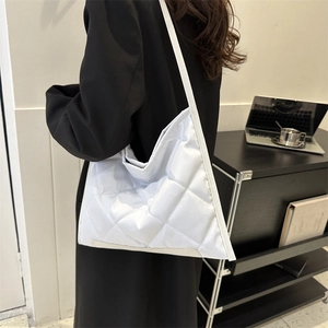 Sac fourre-tout matelassé blanc minimaliste avec un design géométrique chic
