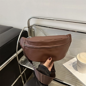 Sac banane en cuir marron demi-lune avec bandoulière épaisse en nylon et fermeture éclair argent