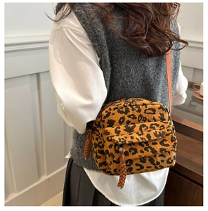 Détail du sac bandoulière en velours côtelé imprimé léopard avec tirettes tissées