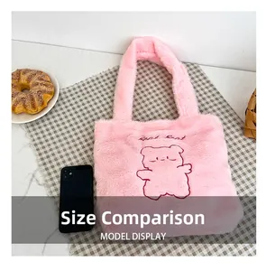 Sac fourre-tout en peluche rose avec motif ours et comparaison de taille de mobile