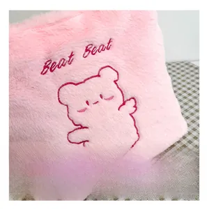 Détail du sac cabas en peluche rose avec broderie ours et texture moelleuse