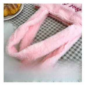 Détail du sac cabas en peluche rose avec texture douce en fausse fourrure et broderie