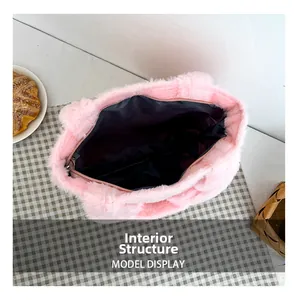 Vue détaillée du sac cabas en peluche rose avec doublure noire et fermeture éclair