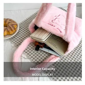 Vue détaillée d'un sac cabas en peluche montrant une grande capacité pour accessoires