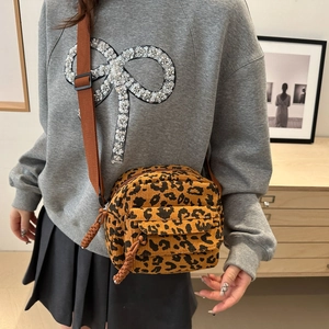 Sac bandoulière rétro en velours côtelé imprimé léopard avec sangle réglable