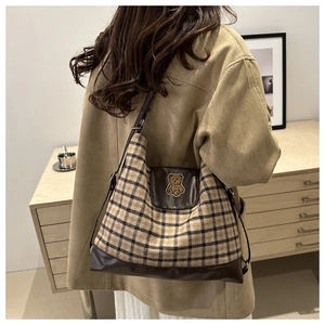 Détail du sac cabas vintage à carreaux avec broderie ours et bandoulière en cuir