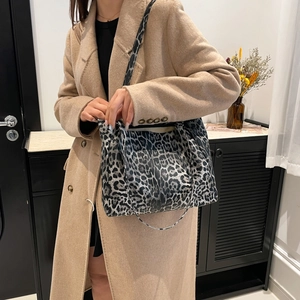 Retro leopard print tote bag with adjustable shoulder strap for casual daily use