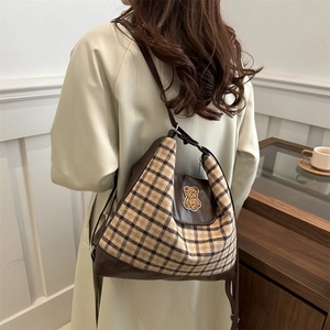 Sac cabas décontracté pour femme à carreaux avec patch ours en peluche et bandoulière