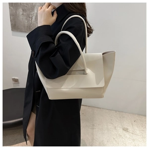 Minimalistische beige Tragetasche im Seitenprofil getragen für den Business-Look