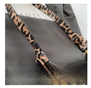 Détails de la bandoulière léopard avec anneaux dorés sur un sac à main élégant