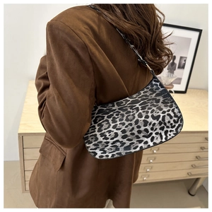 Borsa sottobraccio leopardata abbinata a un blazer marrone per un look autunnale retrò