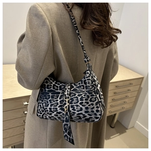Détail du sac porté épaule imprimé léopard avec boucle en métal et texture cuir synthétique