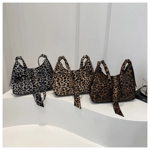 Sacs hobo à imprimé léopard chic en trois couleurs présentés sur un support blanc