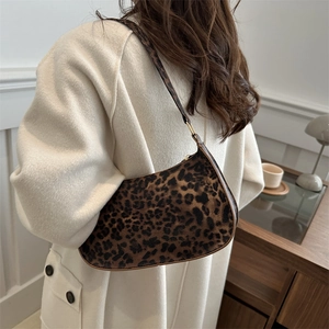 Elegante borsa a spalla leopardata a mezzaluna con un cappotto autunnale sobrio