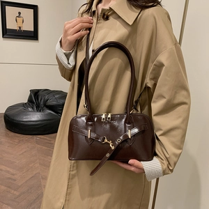Sac à bandoulière marron foncé brillant rétro avec détails dorés et trench-coat classique