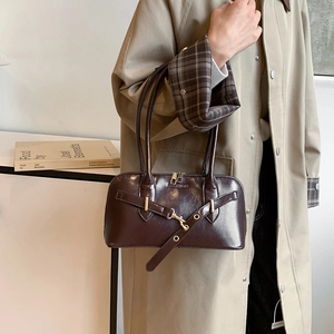 Sac à main rétro en cuir marron brillant avec garnitures dorées et boucle tendance