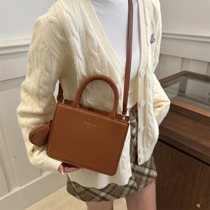 Sac bandoulière en cuir marron avec petit porte-monnaie amovible et lettrage doré