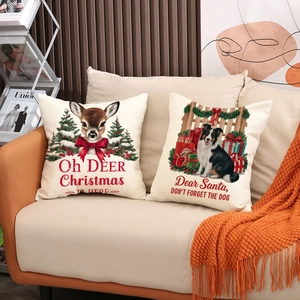 Zweiteiliges Weihnachts-Kissenbezug-Set mit Rentier- und Hundemotiv auf einem modernen Sofa