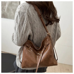Détail du sac hobo vintage marron foncé avec boucle en métal et bandoulière réglable