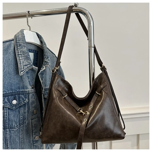 Détail du grand sac cabas en cuir marron foncé avec boucles en bronze vintage