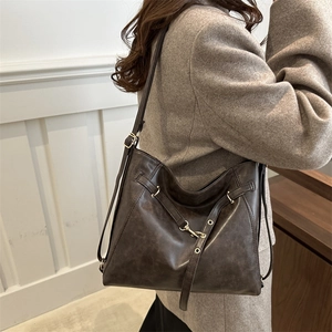 Grand sac cabas marron rétro porté avec manteau pour la mode d'automne chic