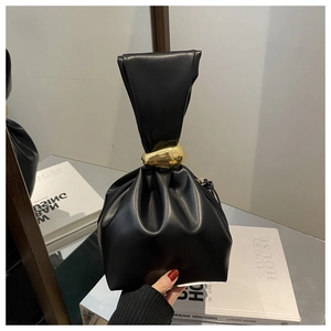 Détail du sac seau plissé en cuir noir avec une grande boucle en métal doré