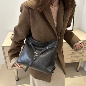 Sac fourre-tout rétro en cuir noir avec ferrures dorées et détails de bandoulière