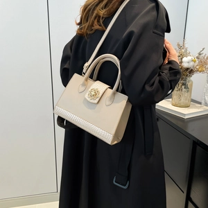 Minimalistische beige Handtasche mit goldenem Blumenverschluss und Kroko-Textur für Damen