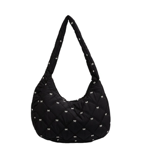 Gesteppte schwarze Hobo-Tasche mit weißen Schleifenmustern für den Winteralltag
