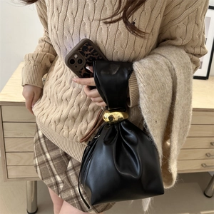 Sac seau plissé noir rétro avec poignée anneau en métal doré poli et bandoulière amovible