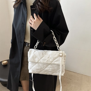Bolso de hombro blanco acolchado con patrón de rombos y cadena dorada de estilo callejero